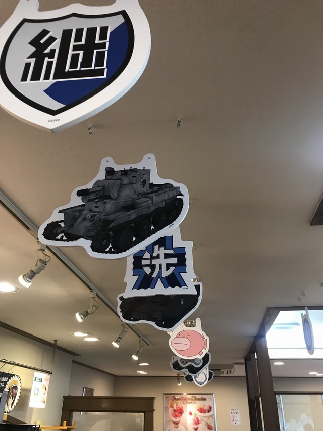 「天井吊り下げPOP」(C)GIRLS und PANZER Finale Projekt