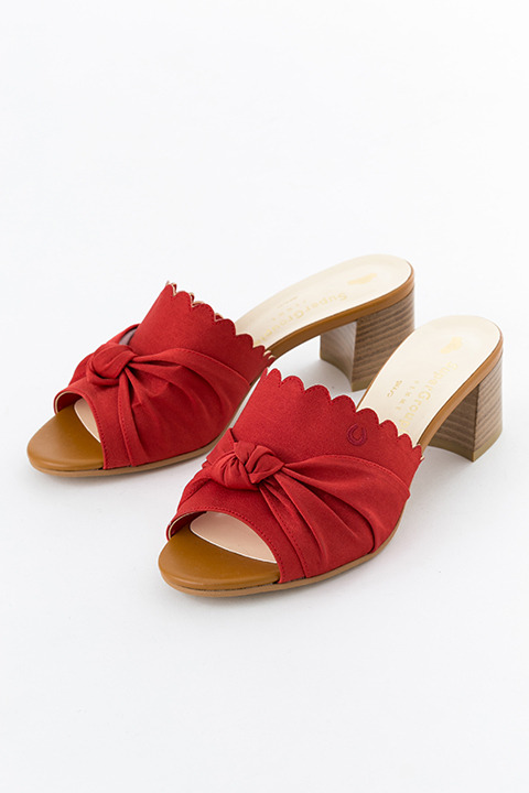 「サンダル（おそ松モデル）」14,800円（税別）(C)赤塚不二夫／おそ松さん製作委員会