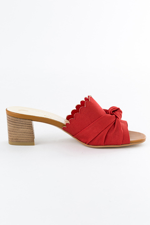 「サンダル（おそ松モデル）」14,800円（税別）(C)赤塚不二夫／おそ松さん製作委員会