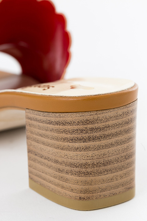 「サンダル（おそ松モデル）」14,800円（税別）(C)赤塚不二夫／おそ松さん製作委員会