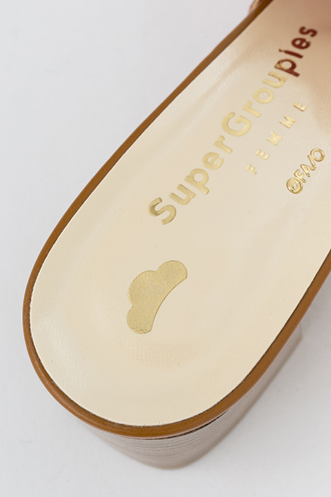 「サンダル（おそ松モデル）」14,800円（税別）(C)赤塚不二夫／おそ松さん製作委員会