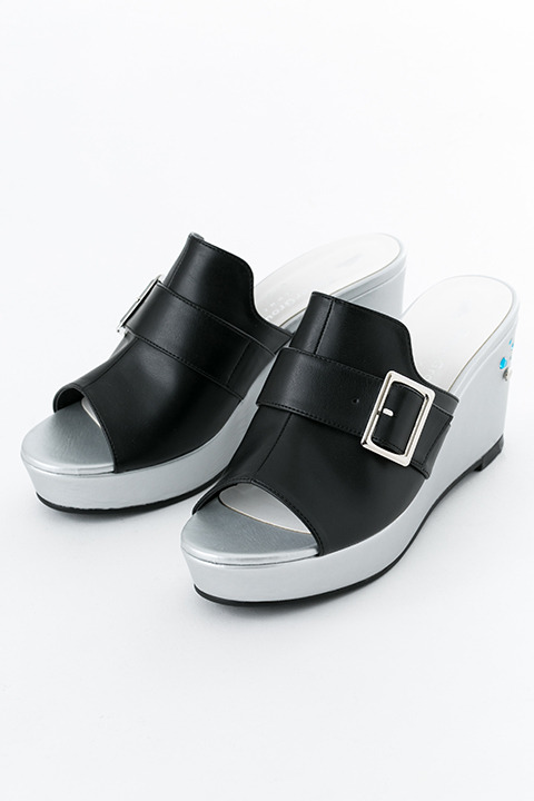 「サンダル（カラ松モデル）」14,800円（税別）(C)赤塚不二夫／おそ松さん製作委員会