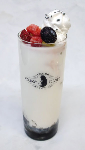 『BEATLESS ビートレス』コラボカフェ スペシャルドリンク 《紅霞》先行量産モデル ￥500＋税(C)2018 長谷敏司・redjuice・monochrom／KADOKAWA／BEATLESS製作委員会