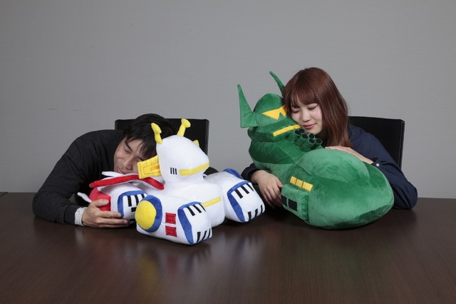 「ひとやすみ戦艦クッション ホワイトベース／ひとやすみ戦艦クッション シャア専用ムサイ」各6,480円（税込／送料・手数料別途）(C)創通・サンライズ