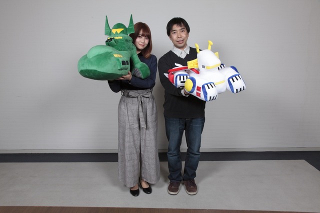 「ひとやすみ戦艦クッション ホワイトベース／ひとやすみ戦艦クッション シャア専用ムサイ」各6,480円（税込／送料・手数料別途）(C)創通・サンライズ