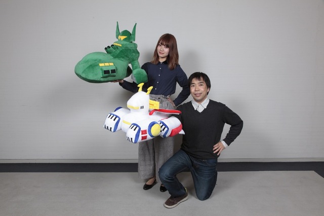 「ひとやすみ戦艦クッション ホワイトベース／ひとやすみ戦艦クッション シャア専用ムサイ」各6,480円（税込／送料・手数料別途）(C)創通・サンライズ