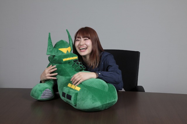 「ひとやすみ戦艦クッション シャア専用ムサイ」6,480円（税込／送料・手数料別途）(C)創通・サンライズ