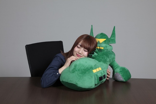 「ひとやすみ戦艦クッション シャア専用ムサイ」6,480円（税込／送料・手数料別途）(C)創通・サンライズ