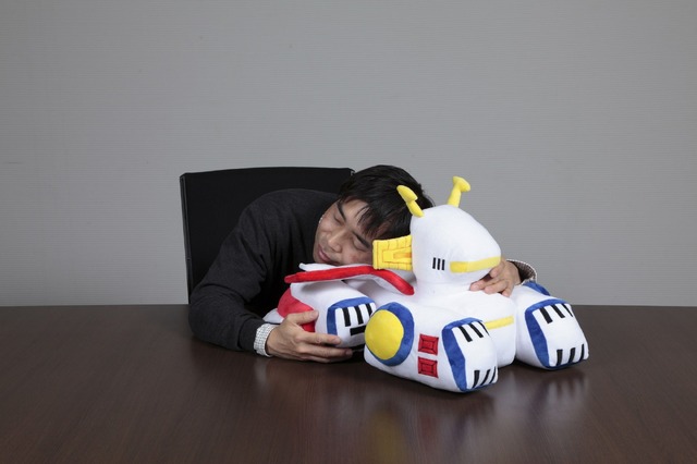 「ひとやすみ戦艦クッション ホワイトベース」6,480円（税込／送料・手数料別途）(C)創通・サンライズ