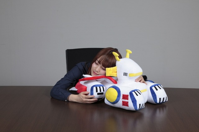 「ひとやすみ戦艦クッション ホワイトベース」6,480円（税込／送料・手数料別途）(C)創通・サンライズ