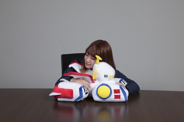 「ひとやすみ戦艦クッション ホワイトベース」6,480円（税込／送料・手数料別途）(C)創通・サンライズ