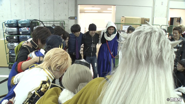 ミュージカル「刀剣乱舞」のキャストと円陣を組む　「情熱大陸」