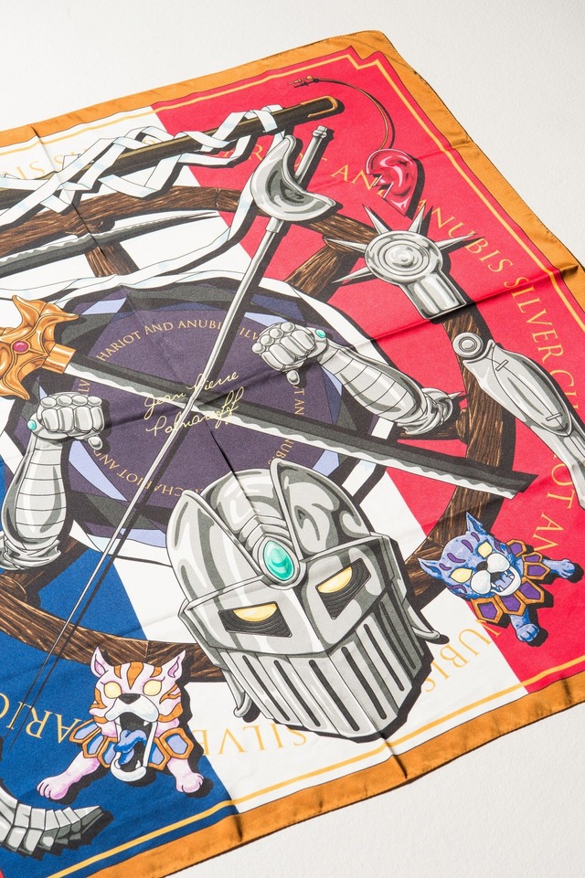 「ジョジョの奇妙な冒険【glamb】スカーフ シルバーチャリオッツ」10,800円（税込／送料・手数料別途）(C)荒木飛呂彦＆LUCKY LAND COMMUNICATIONS/集英社・ジョジョの奇妙な冒険SC製作委員会