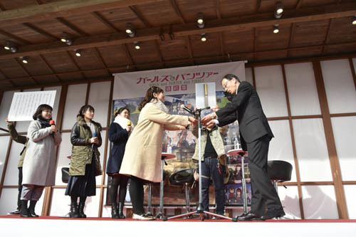 「ガルパン」歴女チームが高知を初訪問 坂本龍馬 書簡貸出セレモニーに1500人のファン集結