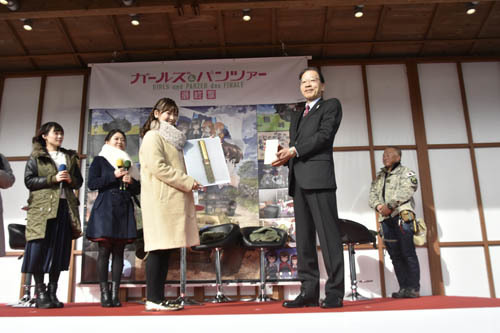 「ガルパン」歴女チームが高知を初訪問 坂本龍馬 書簡貸出セレモニーに1500人のファン集結