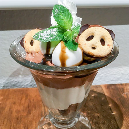 「三ツ星カラーズコラボレーションカフェin マチ★アソビCAFE」モノクロパフェ850円(C)2017 カツヲ／ＫＡＤＯＫＡＷＡ アスキー・メディアワークス／三ツ星カラーズ製作委員会