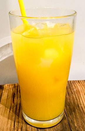 「三ツ星カラーズコラボレーションカフェin マチ★アソビCAFE」ドリンク（さっちゃん）600円(C)2017 カツヲ／ＫＡＤＯＫＡＷＡ アスキー・メディアワークス／三ツ星カラーズ製作委員会