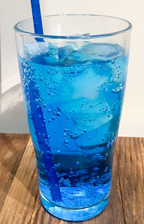 「三ツ星カラーズコラボレーションカフェin マチ★アソビCAFE」ドリンク（琴葉）600円(C)2017 カツヲ／ＫＡＤＯＫＡＷＡ アスキー・メディアワークス／三ツ星カラーズ製作委員会