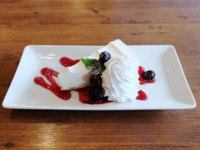 「カードキャプターさくら -クリアカード編- × TOWER RECORDS CAFE」千春ちゃん直伝！絶品レアチーズケーキ　1,100円(C)CLAMP・ST/講談社・NEP・NHK