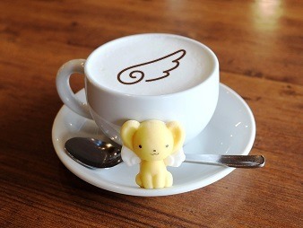 「カードキャプターさくら -クリアカード編- × TOWER RECORDS CAFE」ケロちゃんのキャラメルホットミルク　750円（マシュマロ付：850円）(C)CLAMP・ST/講談社・NEP・NHK