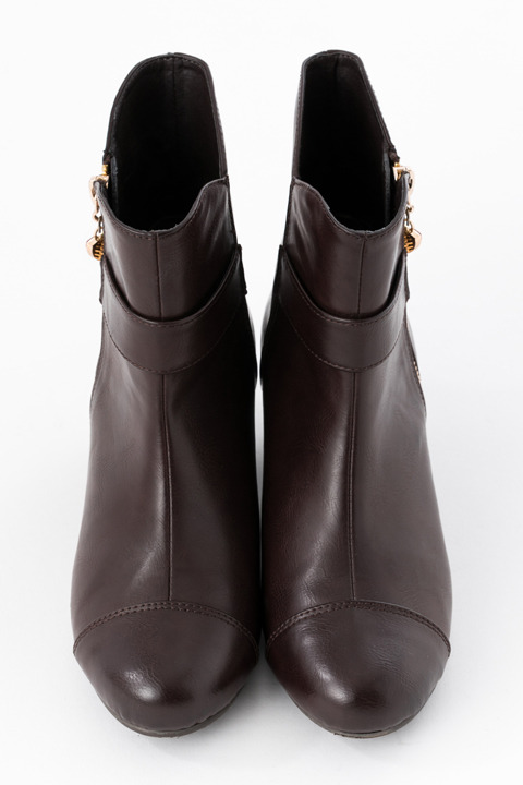 劇場版『Fate/stay night[Heaven’s Feel]』コラボレーションアイテム 遠坂 凛 モデル ブーティ／16,800円(税別)(C)TYPE-MOON・ufotable・FSNPC