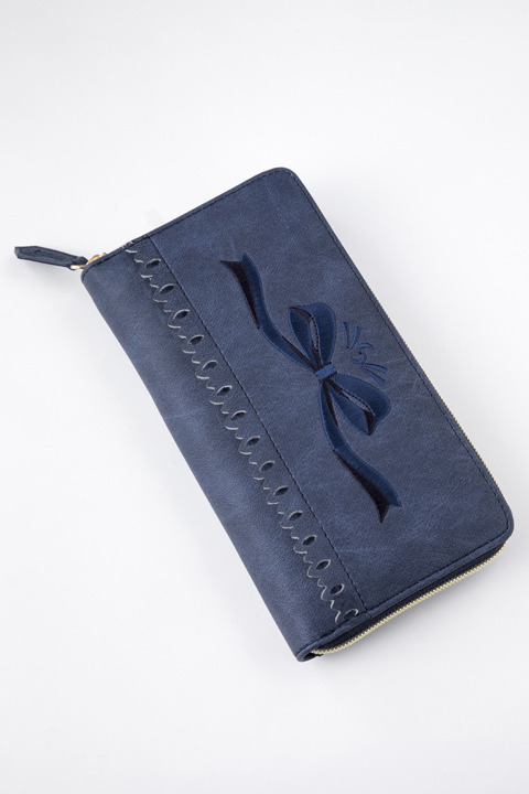 劇場版『Fate/stay night[Heaven’s Feel]』コラボレーションアイテム セイバー モデル 長財布／9,800円(税別)(C)TYPE-MOON・ufotable・FSNPC