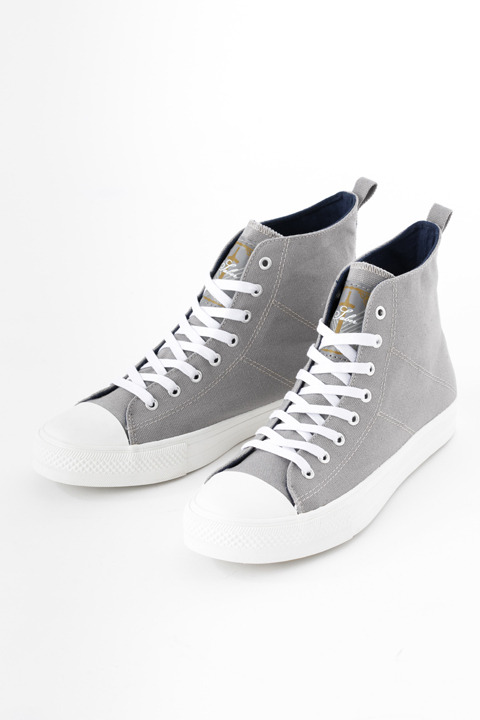 劇場版『Fate/stay night[Heaven’s Feel]』コラボレーションアイテム セイバー モデル スニーカー／10,800円(税別)(C)TYPE-MOON・ufotable・FSNPC