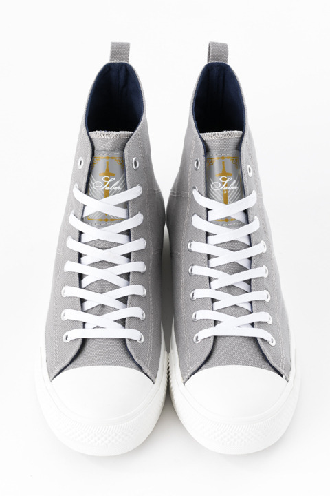 劇場版『Fate/stay night[Heaven’s Feel]』コラボレーションアイテム セイバー モデル スニーカー／10,800円(税別)(C)TYPE-MOON・ufotable・FSNPC