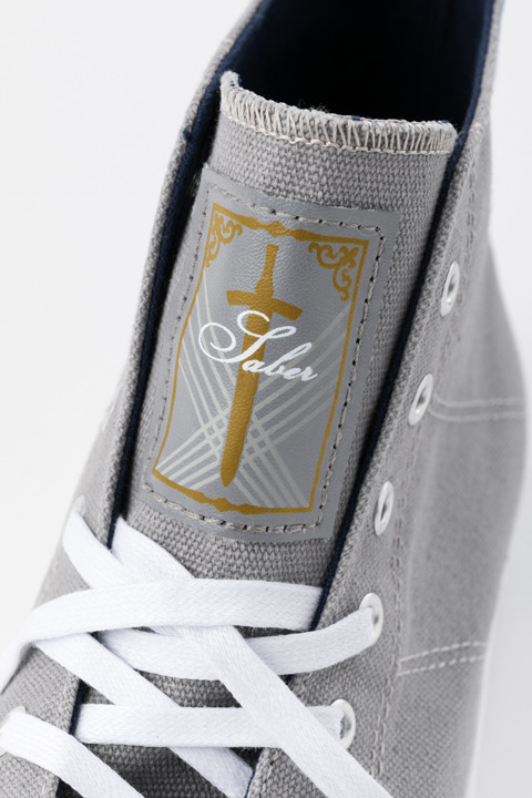 劇場版『Fate/stay night[Heaven’s Feel]』コラボレーションアイテム セイバー モデル スニーカー／10,800円(税別)(C)TYPE-MOON・ufotable・FSNPC