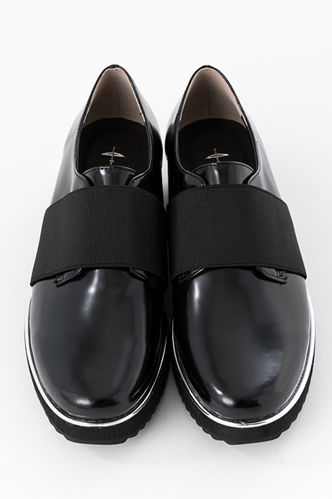 劇場版『Fate/stay night[Heaven’s Feel]』コラボレーションアイテム アーチャー モデル シューズ／15,800円(税別)(C)TYPE-MOON・ufotable・FSNPC