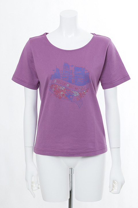 『魔法少女まどか☆マギカ』コラボレーションアイテム 暁美ほむらモデル Tシャツ／5,000円(税別)(C)Magica Quartet／Aniplex・Madoka Movie Project Rebellion