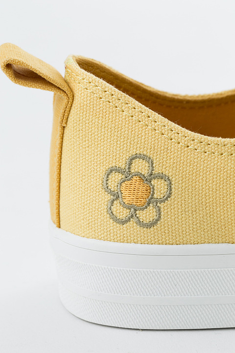 『魔法少女まどか☆マギカ』コラボレーションアイテム 巴マミモデル スニーカー／9,800円(税別)(C)Magica Quartet／Aniplex・Madoka Movie Project Rebellion