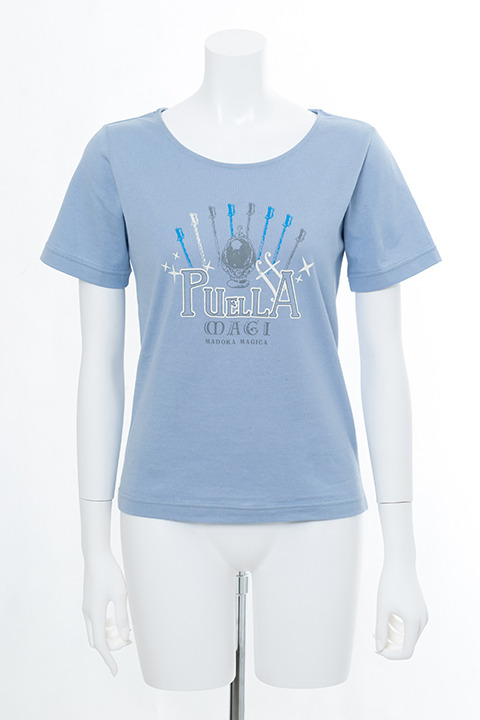 『魔法少女まどか☆マギカ』コラボレーションアイテム 美樹さやかモデル Tシャツ／5,000円(税別)(C)Magica Quartet／Aniplex・Madoka Movie Project Rebellion