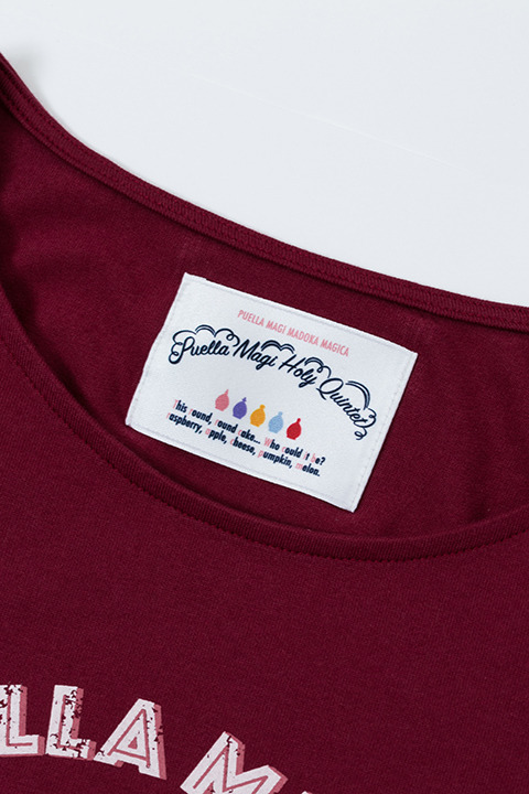 『魔法少女まどか☆マギカ』コラボレーションアイテム 佐倉杏子モデル Tシャツ／5,000円(税別)(C)Magica Quartet／Aniplex・Madoka Movie Project Rebellion