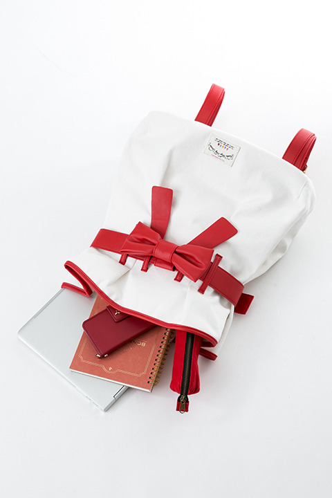 『魔法少女まどか☆マギカ』コラボレーションアイテム 佐倉杏子モデル バッグ／10,800円(税別)(C)Magica Quartet／Aniplex・Madoka Movie Project Rebellion