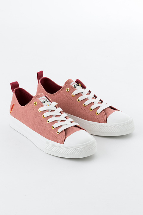 『魔法少女まどか☆マギカ』コラボレーションアイテム 佐倉杏子モデル スニーカー／9,800円(税別)(C)Magica Quartet／Aniplex・Madoka Movie Project Rebellion