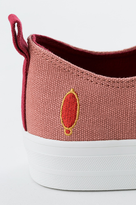 『魔法少女まどか☆マギカ』コラボレーションアイテム 佐倉杏子モデル スニーカー／9,800円(税別)(C)Magica Quartet／Aniplex・Madoka Movie Project Rebellion