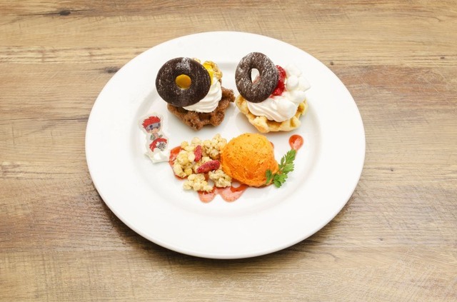 「セガコラボカフェ 覇穹 封神演義」ナタクの風火輪ドーナツサンド 1,200円（税込）(C)安能務・藤崎竜／集英社・「覇穹 封神演義」製作委員会 (C)SEGA