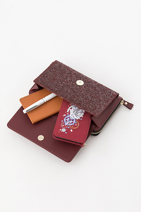 『鋼の錬金術師』コラボレーションアイテム エドワード・エルリック モデル財布ショルダー／9,800円(税別)(C)Hiromu Arakawa/SQUARE ENIX