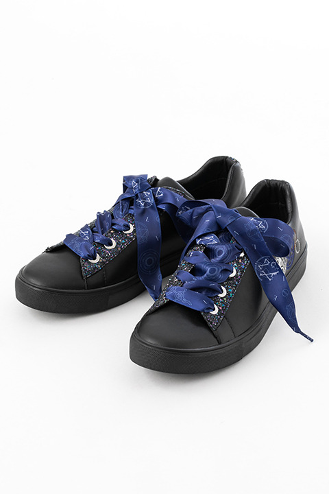 『鋼の錬金術師』コラボレーションアイテム ロイ・マスタング モデルスニーカー／10,800円(C)Hiromu Arakawa/SQUARE ENIX