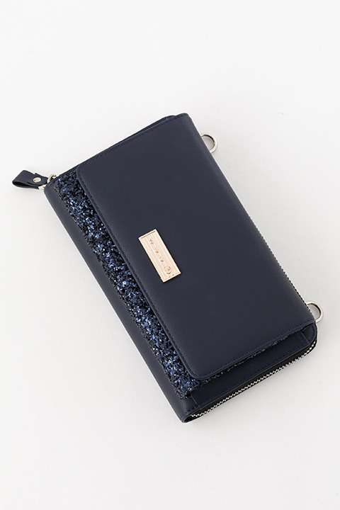 『鋼の錬金術師』コラボレーションアイテム ロイ・マスタング モデル財布ショルダー／9,800円(税別)(C)Hiromu Arakawa/SQUARE ENIX