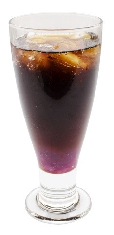 「セガコラボカフェ マギアレコード 魔法少女まどか☆マギカ外伝」ドリンク 600円（税込）暁美ほむら（コーラ＋グレープゼリー）(C)Magica Quartet/Aniplex・Magia Record Partners (C)SEGA