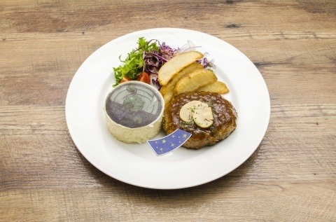 「セガコラボカフェ マギアレコード 魔法少女まどか☆マギカ外伝」フードメニュー 1,200円（税込）やちよとほむらの特製ハンバーグ(C)Magica Quartet/Aniplex・Magia Record Partners (C)SEGA