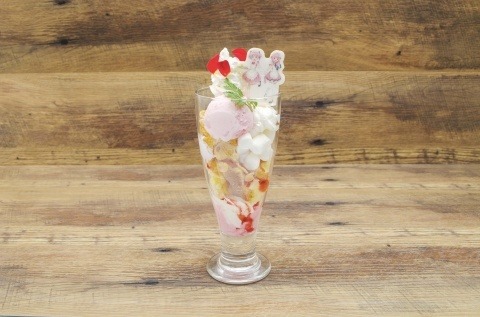 「セガコラボカフェ マギアレコード 魔法少女まどか☆マギカ外伝」デザートメニュー 1,000円（税込）いろはとまどか特製パフェ(C)Magica Quartet/Aniplex・Magia Record Partners (C)SEGA