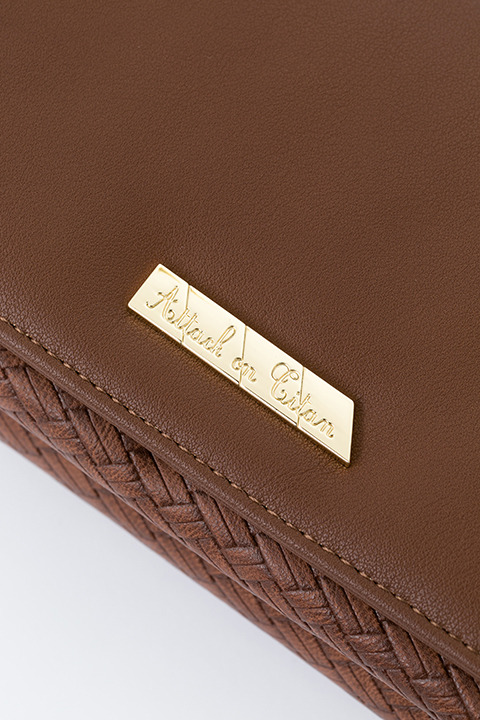 『進撃の巨人』コラボレーション エレン・イェーガー モデル お財布ショルダー 9,800円(税別)(C)諫山創・講談社／「進撃の巨人」製作委員会