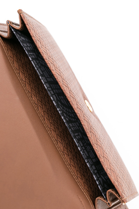 『進撃の巨人』コラボレーション エレン・イェーガー モデル お財布ショルダー 9,800円(税別)(C)諫山創・講談社／「進撃の巨人」製作委員会