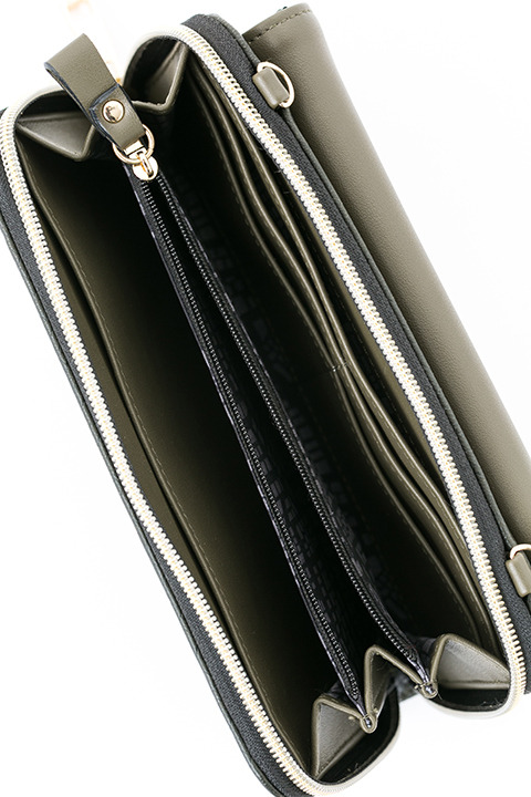 『進撃の巨人』コラボレーション リヴァイ モデル お財布ショルダー 9,800円(税別)(C)諫山創・講談社／「進撃の巨人」製作委員会