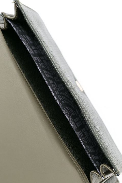 『進撃の巨人』コラボレーション リヴァイ モデル お財布ショルダー 9,800円(税別)(C)諫山創・講談社／「進撃の巨人」製作委員会