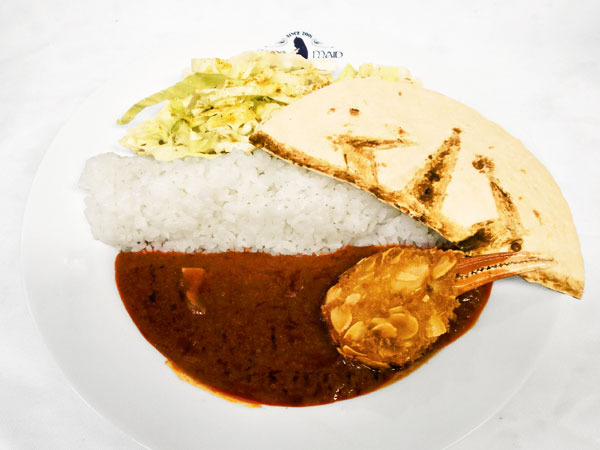 『オーバーロードII』カフェ アインズの重課金カレー　カニ爪ナックル￥1,300＋税(C)丸山くがね・KADOKAWA刊／オーバーロード2製作委員会