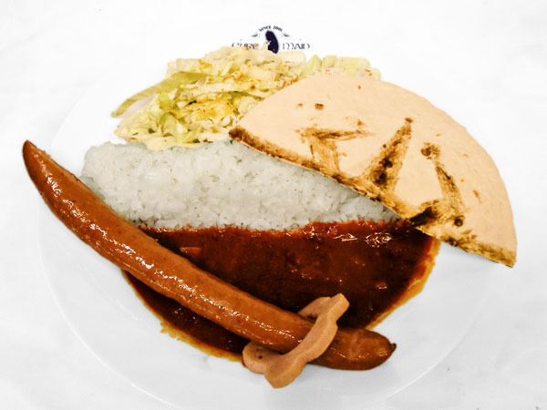 『オーバーロードII』カフェ アインズの重課金カレー　シンケンソード￥1,400＋税(C)丸山くがね・KADOKAWA刊／オーバーロード2製作委員会